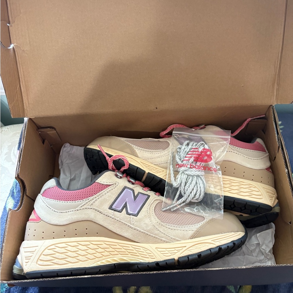 New Balance mens Sneakers 200R2